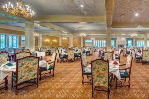 Dining room with many tables and chairs